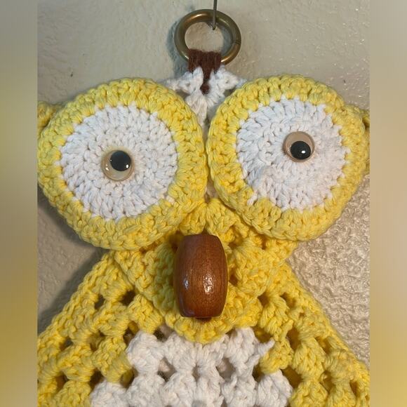 Vintage Crochet Owl Ring Towel Holder, Granny Square Retro Decor - Picture 5 of 6
